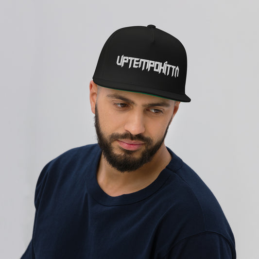 Gestickt Flat Bill-Cap mit weißer Schrift