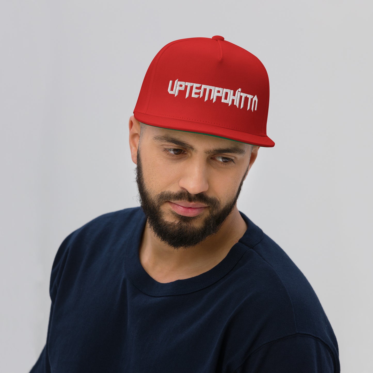 Gestickt Flat Bill-Cap mit weißer Schrift
